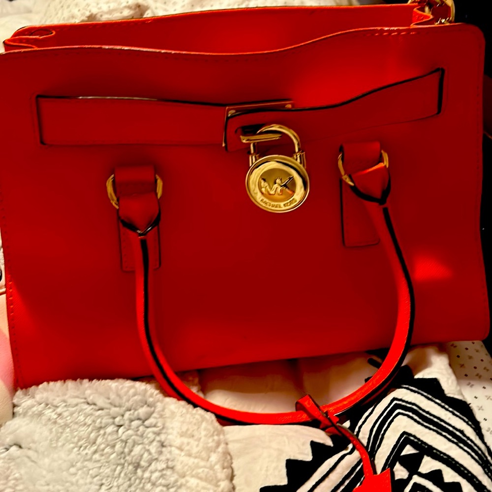 Michael Kors Orange should bag with lock and key